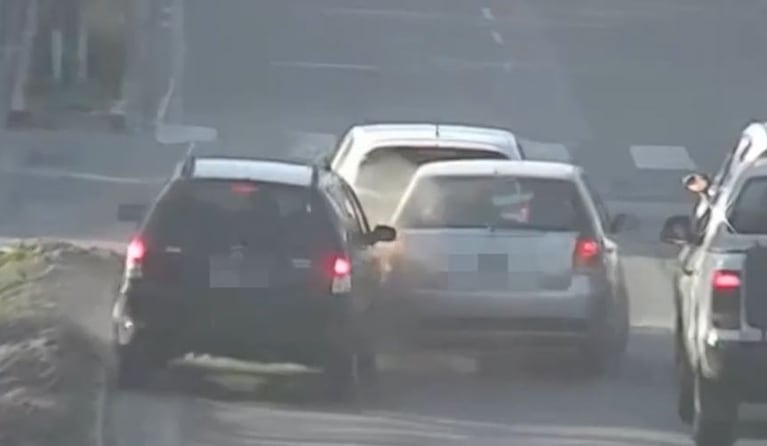Los hombres chocaron autos que esperaban el semáforo verde.