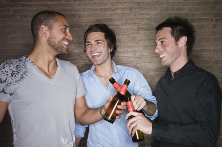 Los hombres deben juntarse con sus amigos dos veces por semana