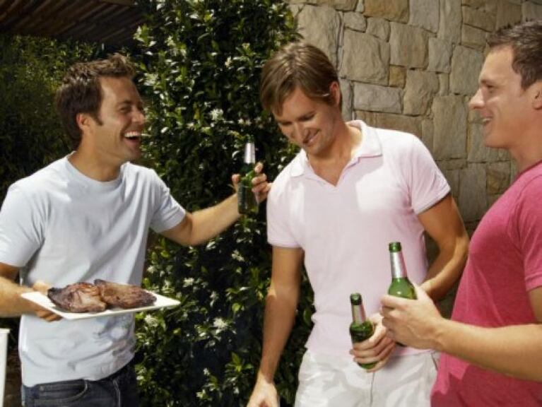 Los hombres deben juntarse con sus amigos dos veces por semana