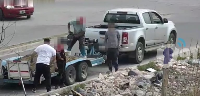 Los hombres fueron vistos arrojando basura.