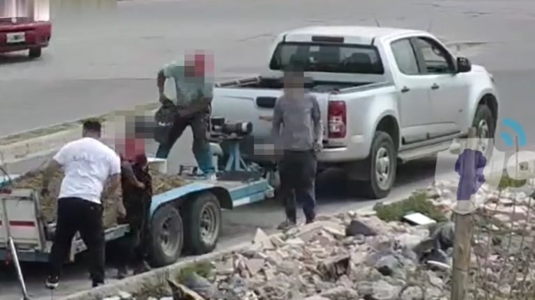 Los hombres fueron vistos arrojando basura.