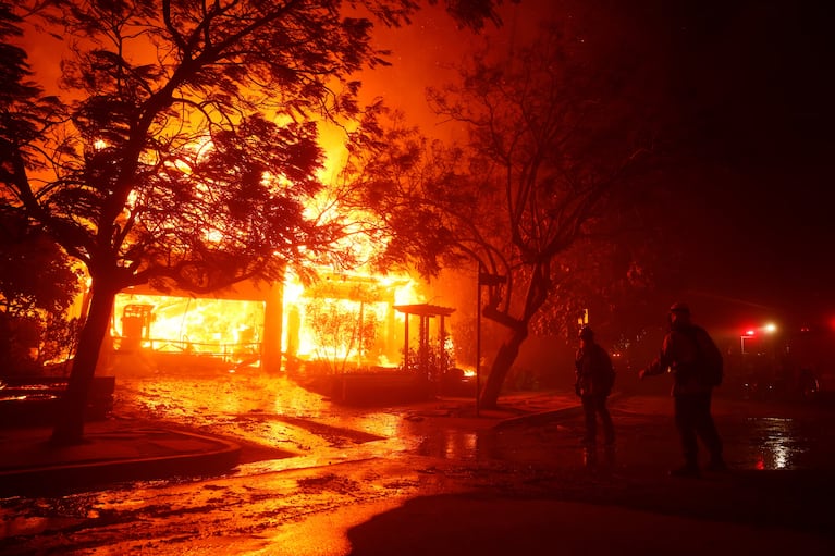 Los incendios forestales azotan a Los Ángeles, California. 