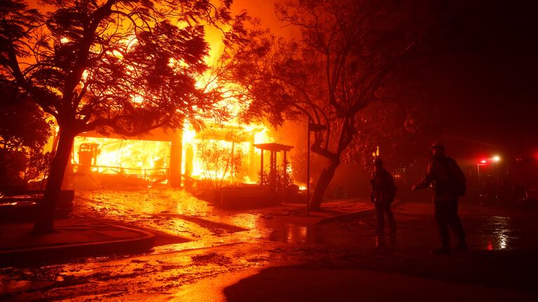 Los incendios forestales azotan a Los Ángeles, California.