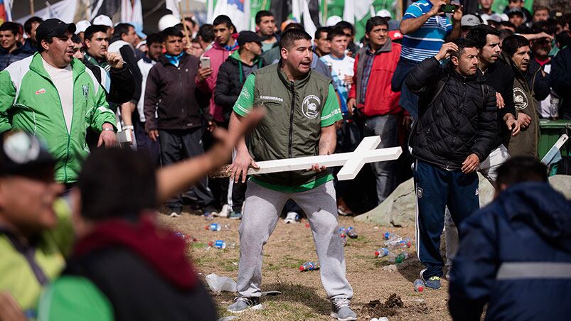 Los incidentes dejaron una imagen bochornosa durante la movilización.