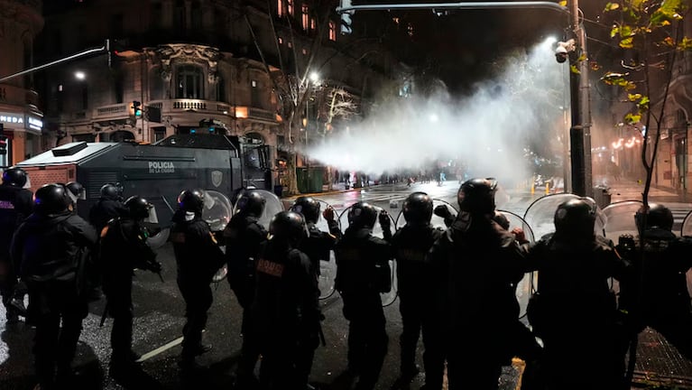 Los incidentes en la zona del Congreso. Foto: AP/Rodrigo Abd