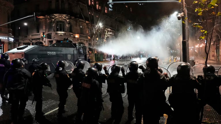 Los incidentes en la zona del Congreso. Foto: AP/Rodrigo Abd