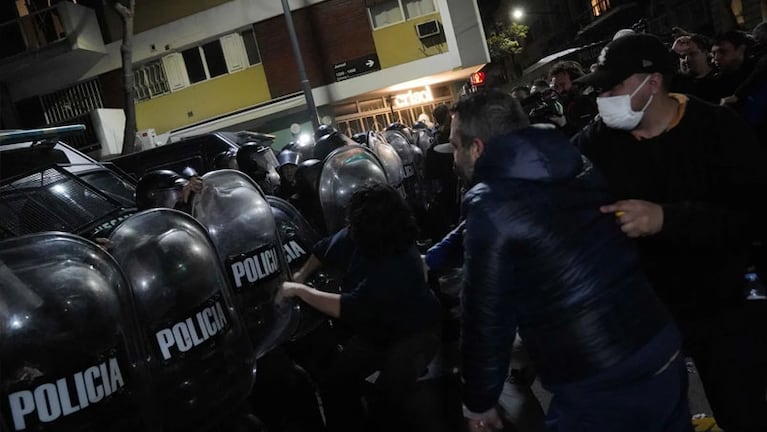 Los incidentes en las inmediaciones de la vivienda de Cristina Kirchner. Foto: Clarín.