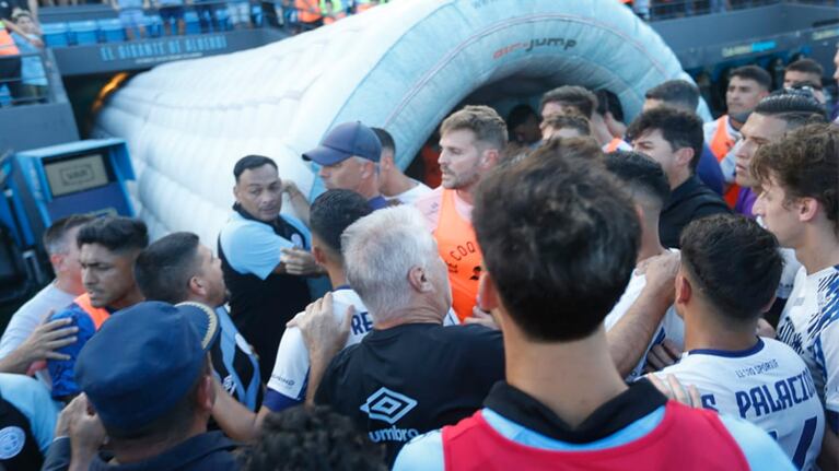 Los incidentes entre jugadores de Belgrano y Talleres al finalizar el clásico en el Gigante de Alberdi.