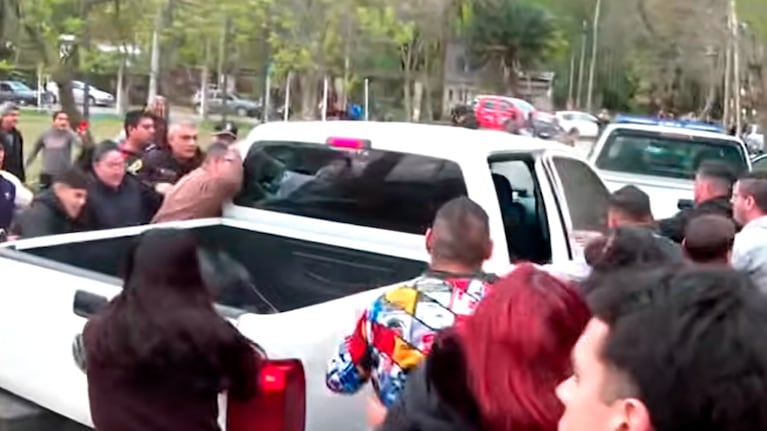 Los incidentes tras la detención del acusado del femicidio de Aixa. Foto: Captura de video TN.