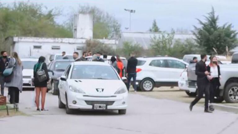 Los inspectores municipales desalojaron a cerca de 100 personas de un evento en un salón de fiestas. (Captura TV)