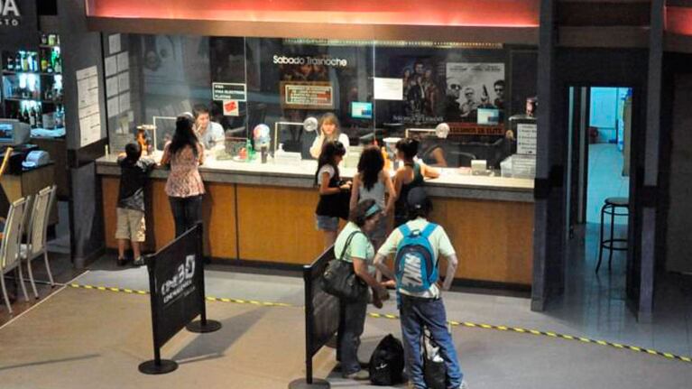 Los inspectores quisieron clausurar el kiosco del Cinemacenter de San Luis pero el dueño se negó.