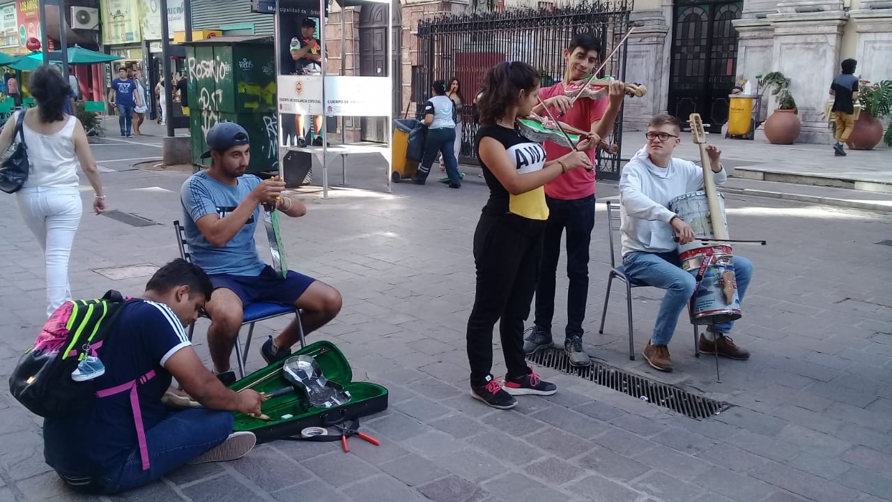 Los instrumentos musicales reciclados de la Juvips