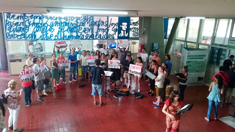 Los integrantes del coro protestaron con música.
