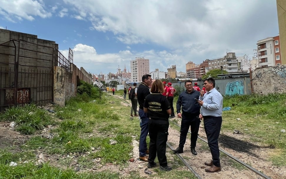 Los investigación se concentra en los alrededores del edificio donde vive el detenido. Foto: Andrés Ferreyra / El Doce.