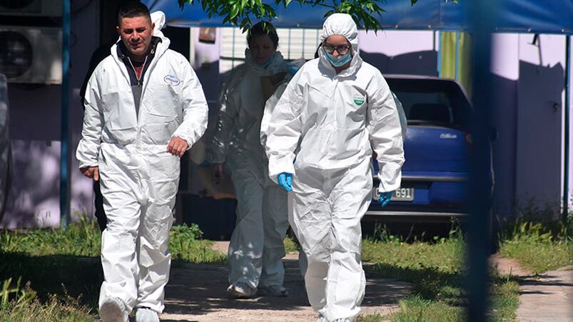 Los investigadores encontraron al guardiacárcel de 43 años con dos balazos de 9 mm y un escopetazo en el pecho.