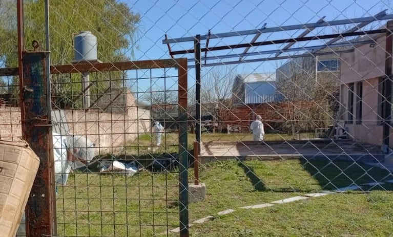 Los investigadores trabajan en el lugar del asesinato (Imagen: gentileza Infobae).