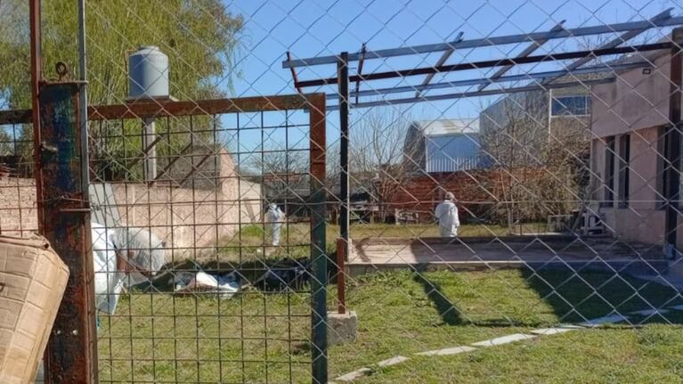 Los investigadores trabajan en el lugar del asesinato (Imagen: gentileza Infobae).