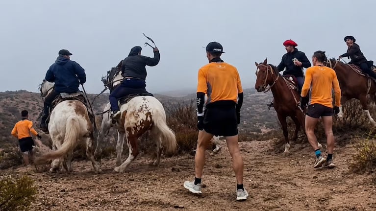 Los jinetes agredieron a los corredores en plena carrera.