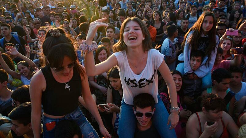 Los jóvenes disfrutan el 21 de septiembre con una gran fiesta. Foto: Lucio Casalla / ElDoce.tv