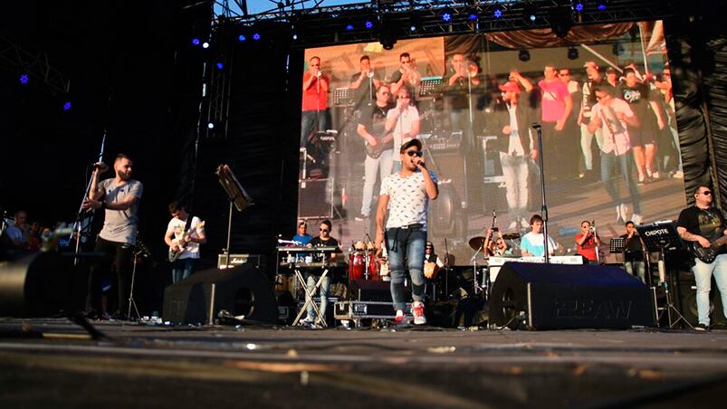Los jóvenes disfrutan el 21 de septiembre con una gran fiesta. Foto: Lucio Casalla / ElDoce.tv
