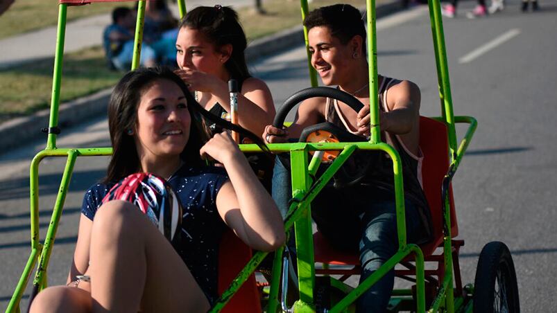 Los jóvenes disfrutan el 21 de septiembre con una gran fiesta. Foto: Lucio Casalla / ElDoce.tv