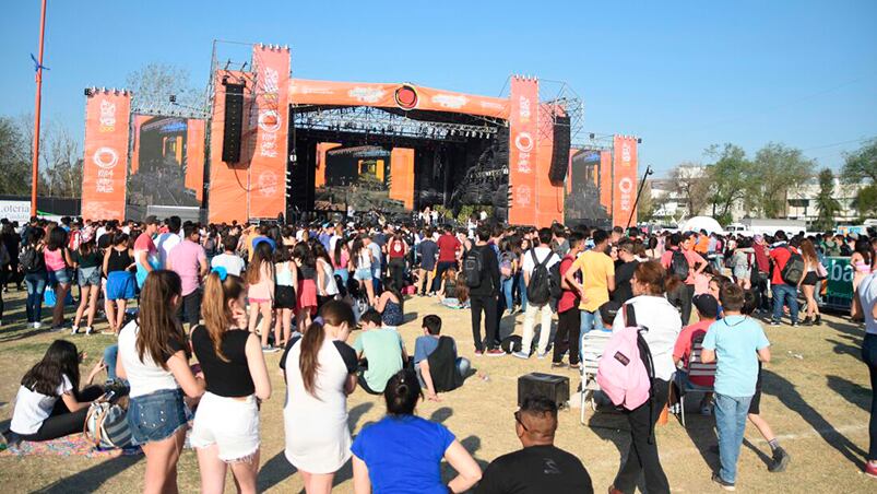 Los jóvenes disfrutan el 21 de septiembre con una gran fiesta. Foto: Lucio Casalla / ElDoce.tv