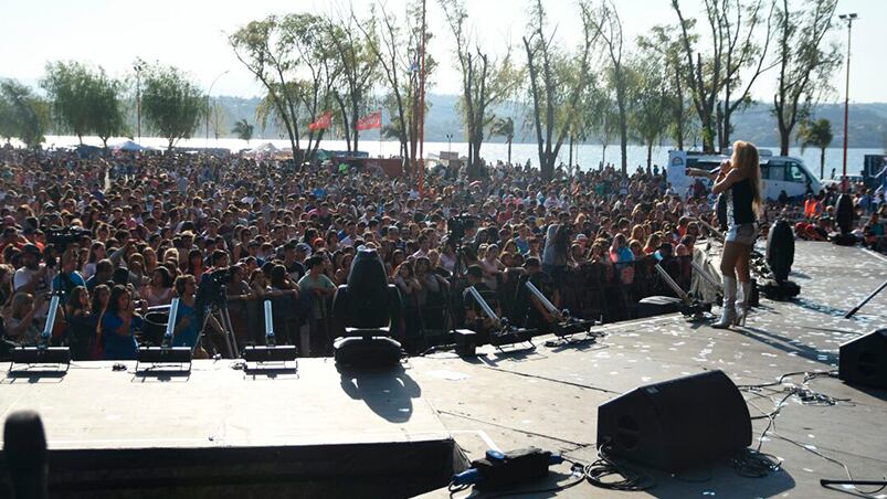 Los jóvenes disfrutan el 21 de septiembre con una gran fiesta. Foto: Lucio Casalla / ElDoce.tv