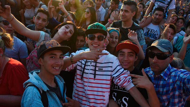 Los jóvenes disfrutan el 21 de septiembre con una gran fiesta. Foto: Lucio Casalla / ElDoce.tv