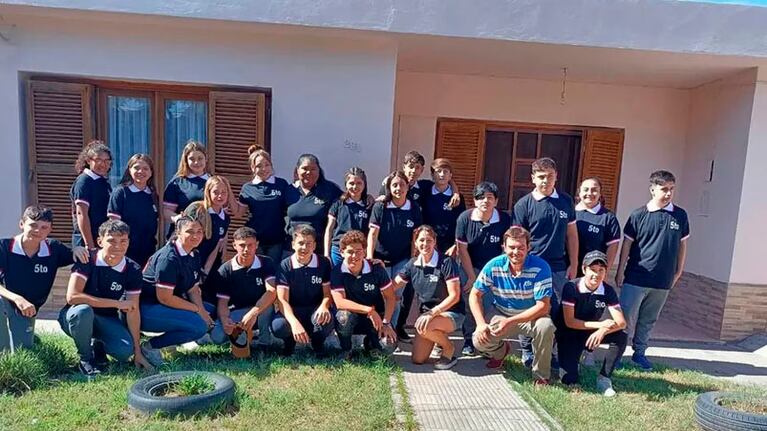 Los jóvenes le entregaron la remera a los padres de Juani.
