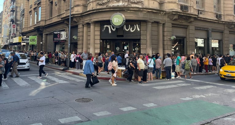 Los jubilados pasaron varias horas al rayo del sol esperando para ser atendidos en el banco.