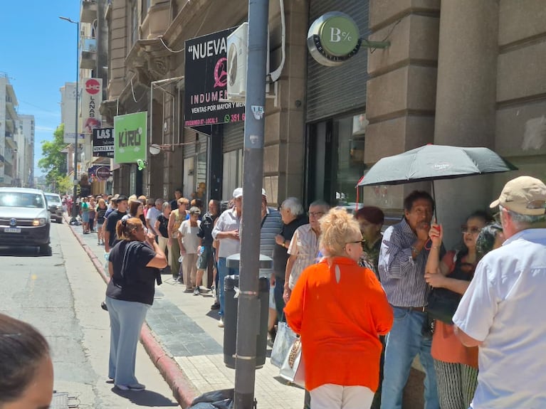 Los jubilados pasaron varias horas al rayo del sol esperando para ser atendidos en el banco. Foto: El Doce.