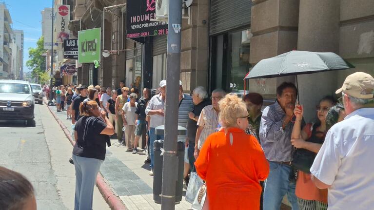 Los jubilados pasaron varias horas al rayo del sol esperando para ser atendidos en el banco. Foto: El Doce.