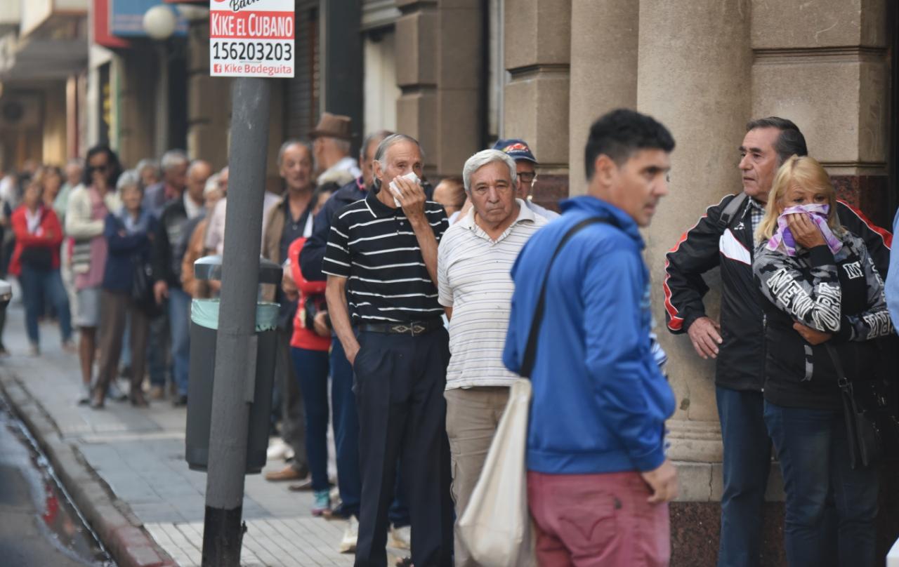 Los jubilados se agolparon para cobrar pese a los riesgos. Foto: Lucio Casalla / ElDoce.tv.