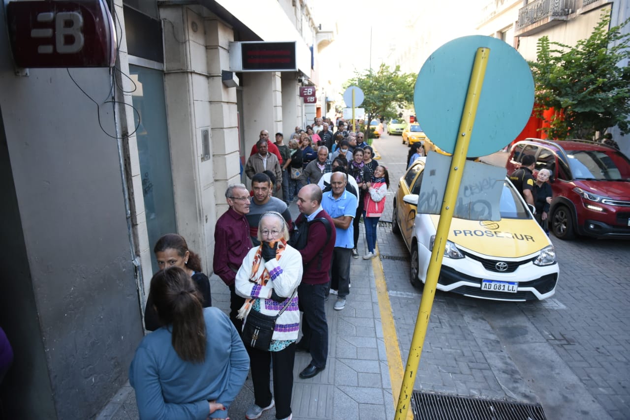 Los jubilados se agolparon para cobrar pese a los riesgos. Foto: Lucio Casalla / ElDoce.tv.