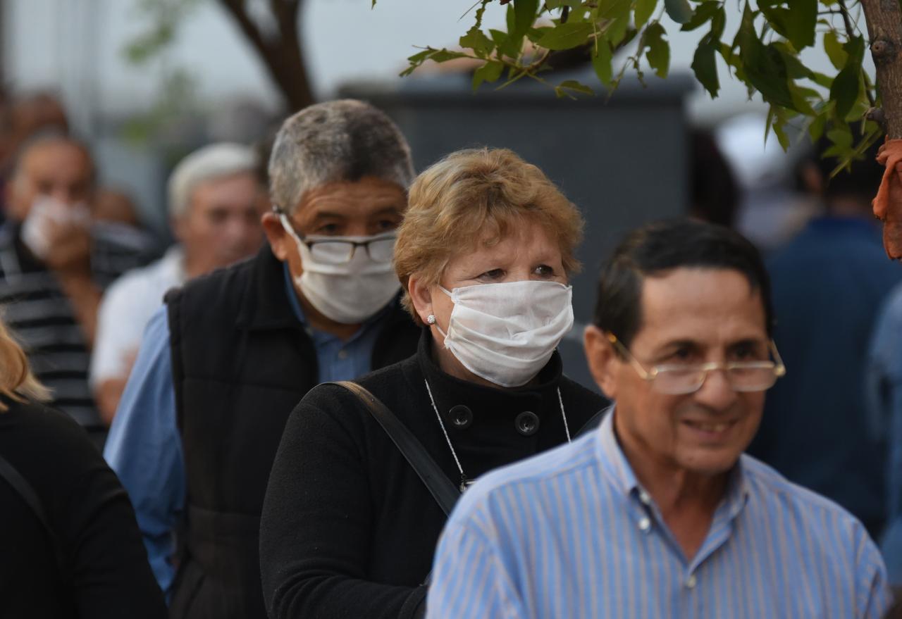 Los jubilados se agolparon para cobrar pese a los riesgos. Foto: Lucio Casalla / ElDoce.tv.