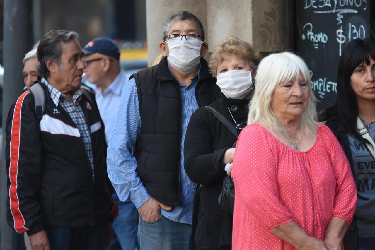 Los jubilados se agolparon para cobrar pese a los riesgos. Foto: Lucio Casalla / ElDoce.tv.