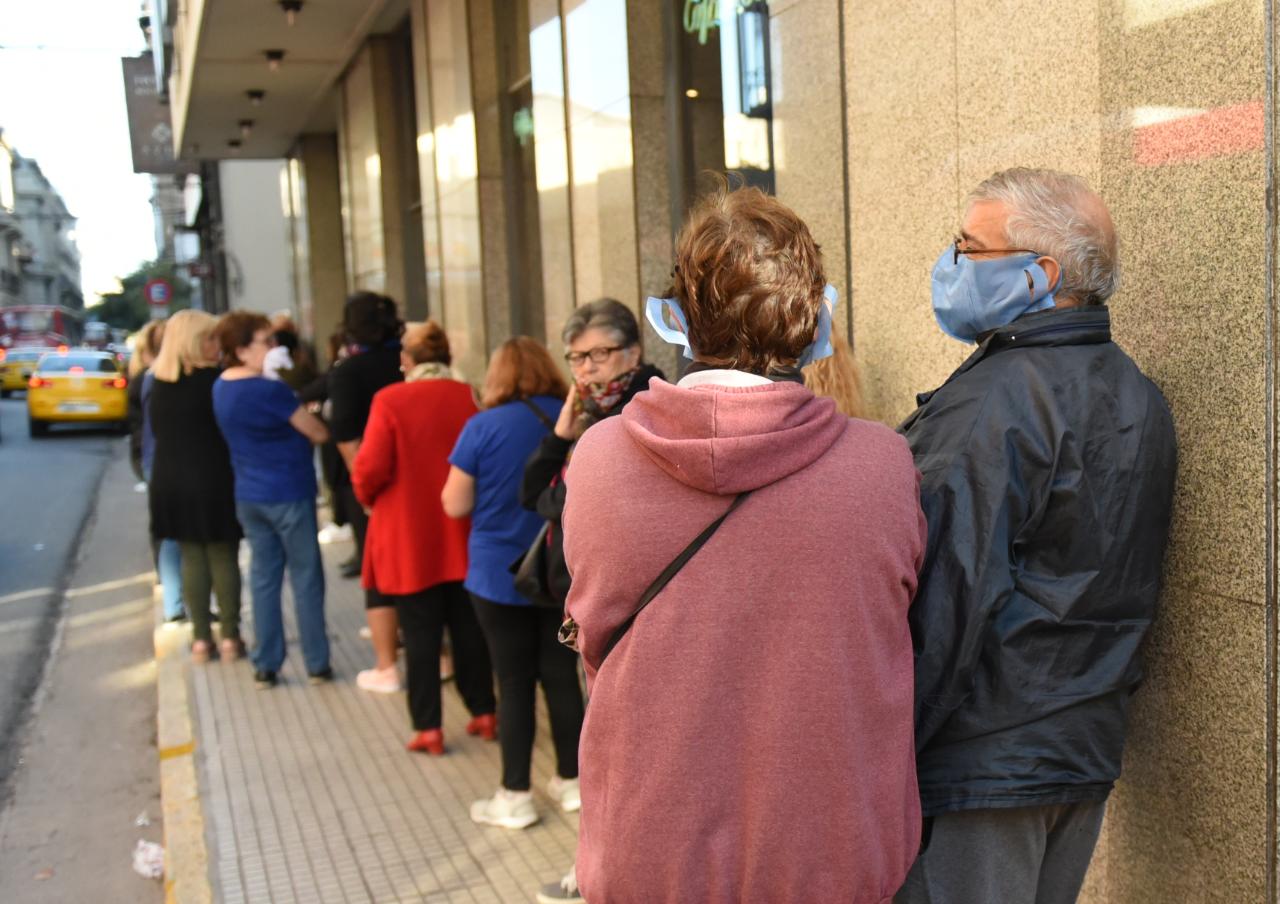 Los jubilados se agolparon para cobrar pese a los riesgos. Foto: Lucio Casalla / ElDoce.tv.