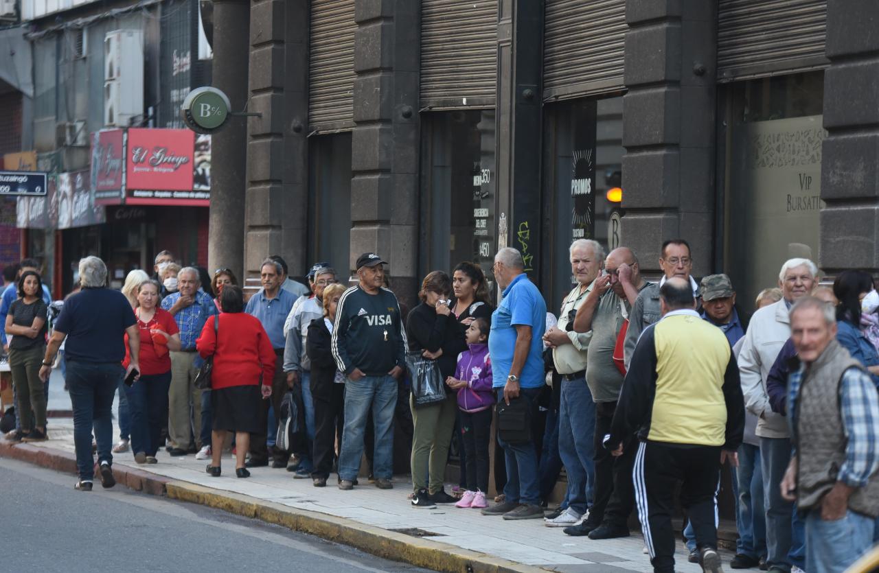 Los jubilados se agolparon para cobrar pese a los riesgos. Foto: Lucio Casalla / ElDoce.tv.