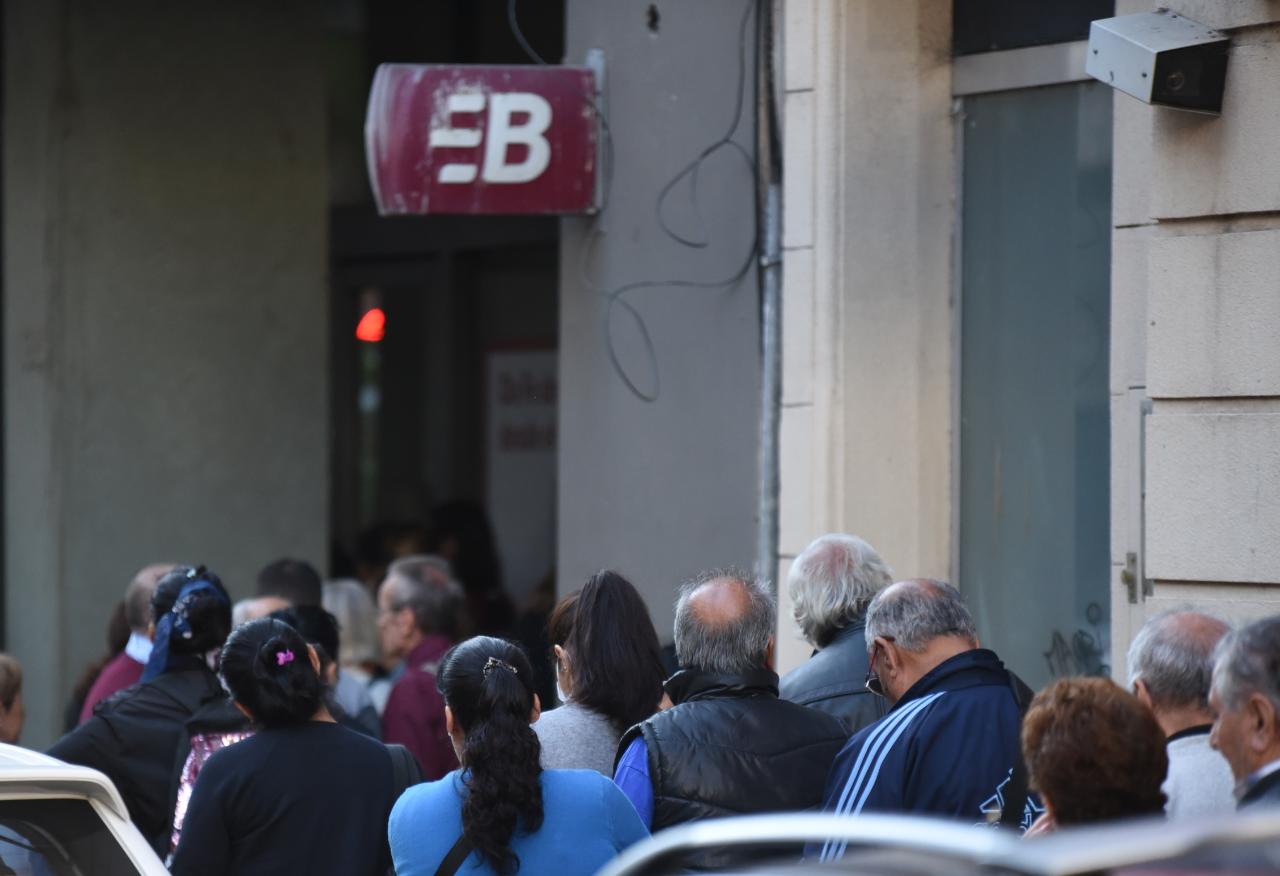 Los jubilados se agolparon para cobrar pese a los riesgos. Foto: Lucio Casalla / ElDoce.tv.