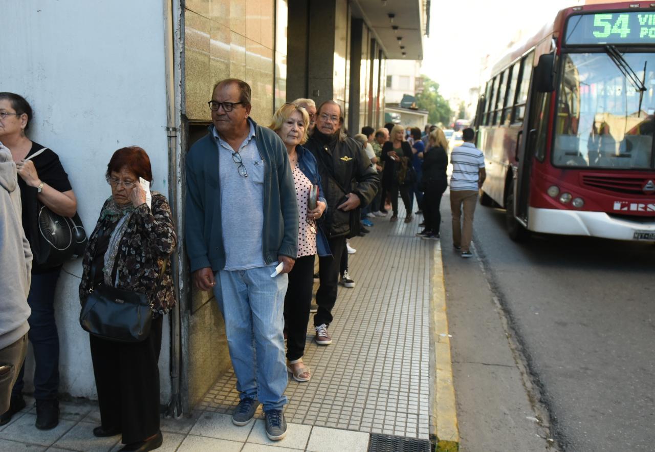 Los jubilados se agolparon para cobrar pese a los riesgos. Foto: Lucio Casalla / ElDoce.tv.