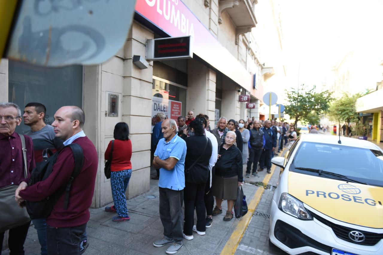 Los jubilados se agolparon para cobrar pese a los riesgos. Foto: Lucio Casalla / ElDoce.tv.