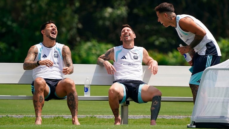Los jugadores a pura risa en el entrenamiento. Foto: Juano Tesone/ Enviado especial Clarín.