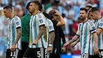 Los jugadores abandonaron la cancha cabizbajos. 