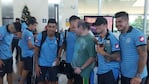 Los jugadores cambiaron la preocupación del viernes por sonrisas en el aeropuerto. Foto: Agustín Burgi / ElDoce.tv.