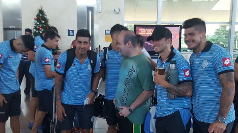 Los jugadores cambiaron la preocupación del viernes por sonrisas en el aeropuerto. Foto: Agustín Burgi / ElDoce.tv.