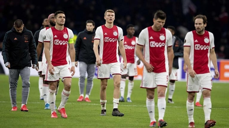 Los jugadores de Ajax no podrán levantar el trofeo.