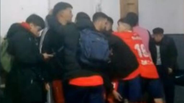 Los jugadores de Avellaneda, atrincherados en el vestuario.