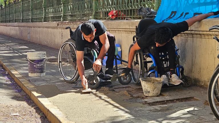 Los jugadores de básquet adaptado arreglan veredas para poder transitar.