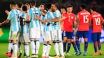 Los jugadores de Chile se lamentan mientras Argentina festeja.