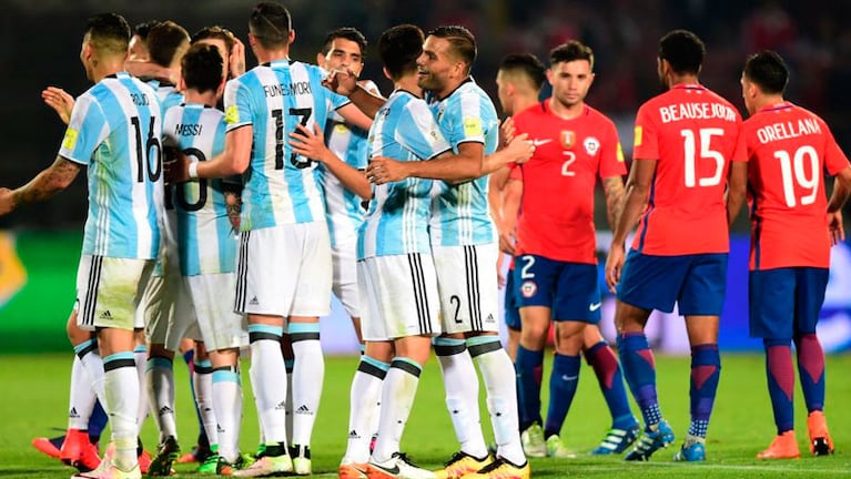 Los jugadores de Chile se lamentan mientras Argentina festeja.
